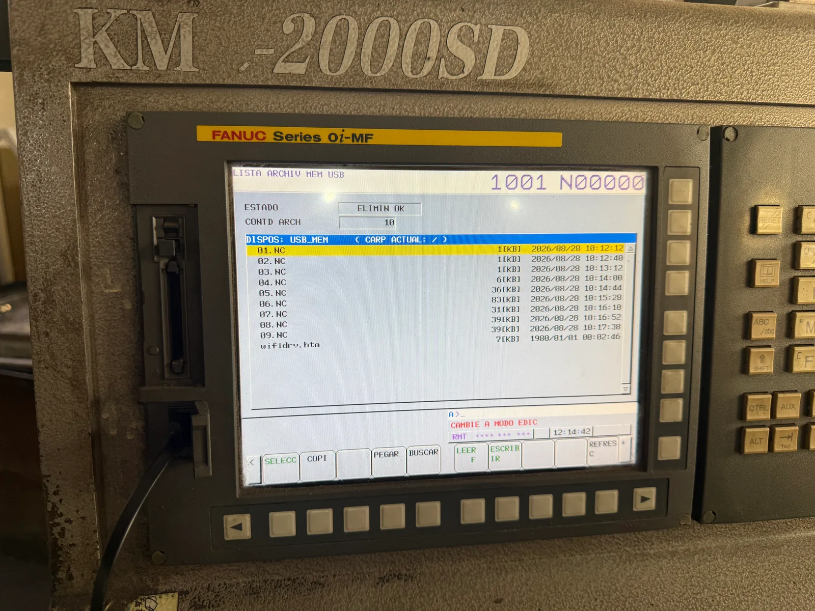 A Kao Ming KMC-2000SD’s Fanuc Series 0i-MF listing the files on the USB stick